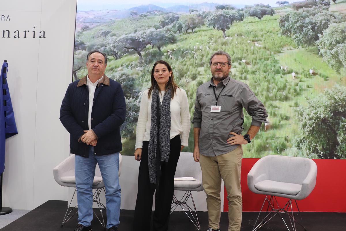 Juan Antonio García Torres, alcalde de Oliva de la Frontera; María López, concejala de Turismo; y Alfonso Godino, representante de Amus.