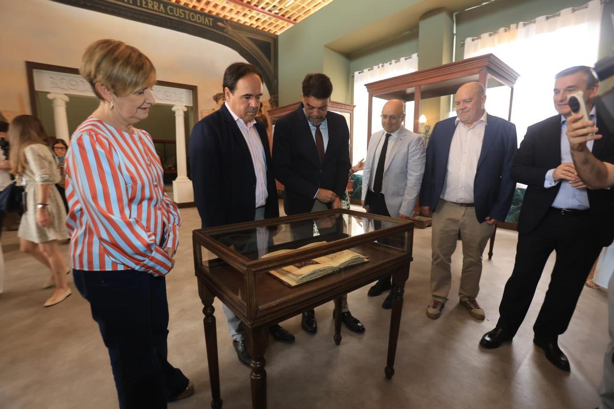 Un momento de la visita a uno de los platós de Ciudad de la Luz, donde se rueda "The People of the Book"