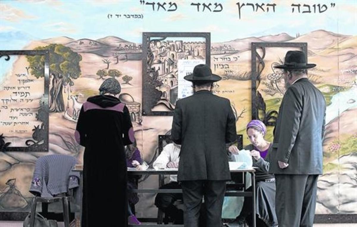Votacions 8 Uns jueus voten a la localitat israeliana de Bnei Brak
