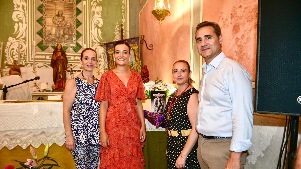 Los representantes municipales junto a la reina de las fiestas, Clara Sanz.