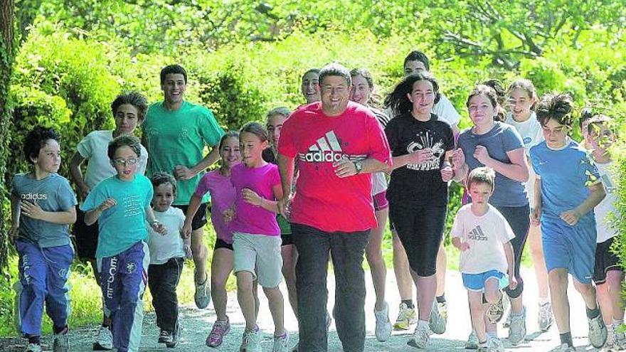 Luis Menéndez corre con alumnos del École en las proximidades del colegio. / luisma murias