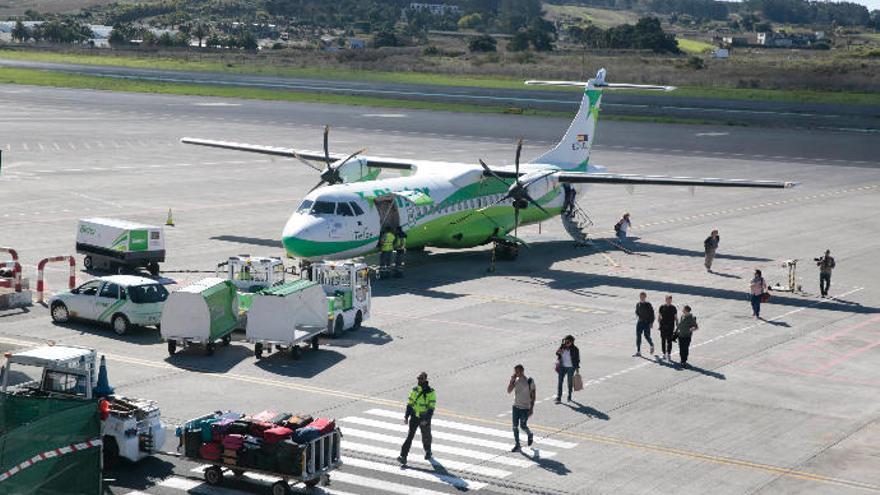 Un avión de BInter en el Aeropuerto Tenerife Norte.