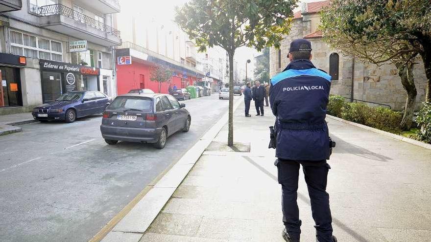 Un agente municipal en una céntrica calle del núcleo urbano. // Bernabé/Javier Lalín