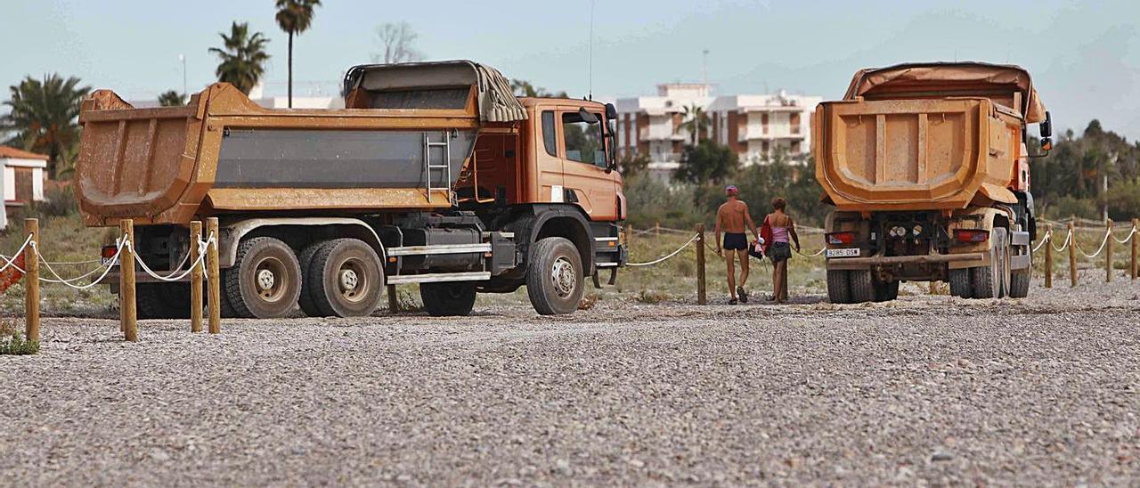 Dos de los camiones utilizados por Costas a principios de octubre en Corinto.  | DANIEL TORTAJADA