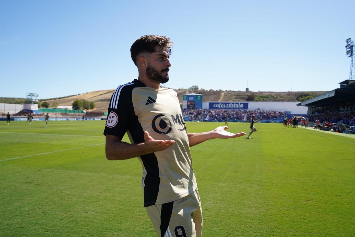 Pau Palacín, festejando un gol.