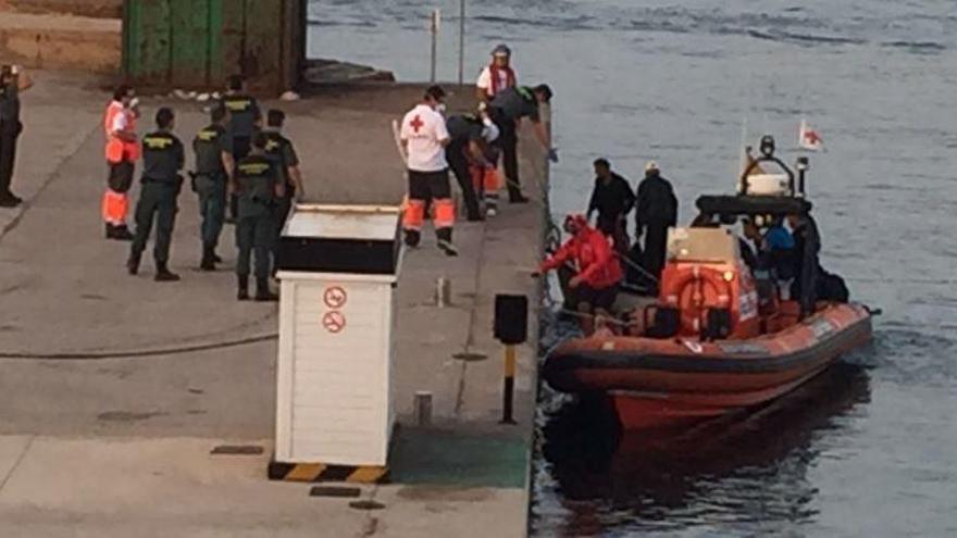 La embarcación de la Cruz Roja llegando al puerto ya con la Guardia Civil esperando a los inmigrantes