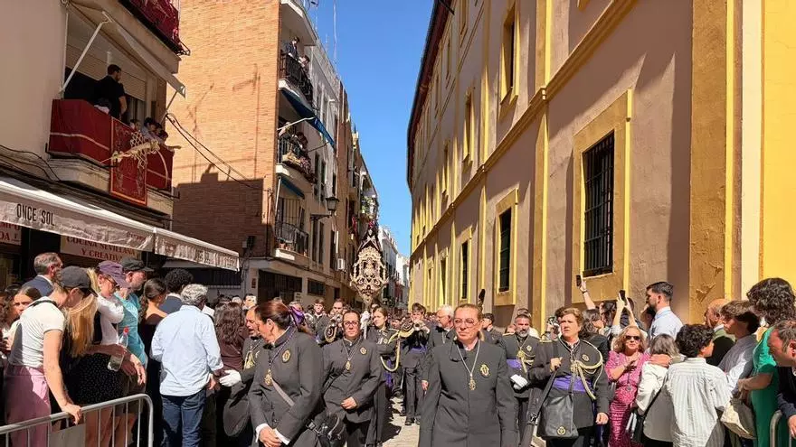 Vídeo | La banda de Columna y Azotes llega en pasacalles a Sol a la Hermandad de las Cigarreras