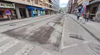 Trabajos para eliminar baches en calles del centro de Mieres