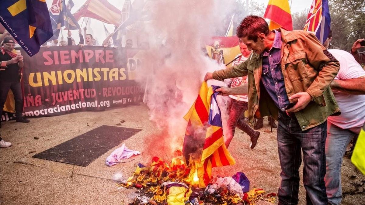 Una imagen de la concentración ultra del Doce de Octubre del 2016, en Barcelona, en la que se quemaron banderas independentistas.