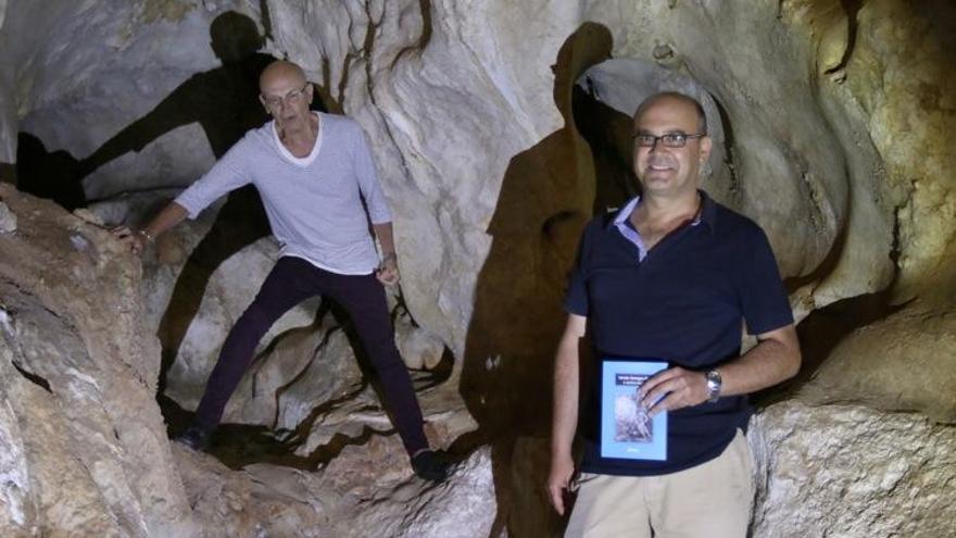 Manuel Laza Zerón, detrás, y Salvador Domínguez Ruiz, con su novela sobre Antonio de la Nari, el pasado jueves en la Cueva del Tesoro.