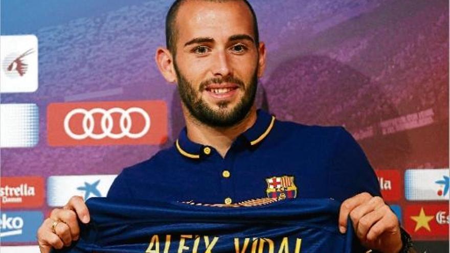 El flamant fitxatge del Barça mostra la samarreta que vestirà els propers anys amb el club blaugrana.