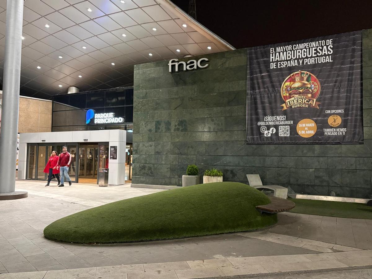 Anuncio del evento "Golden Iberica Burger" en una entrada de Parque Principado.