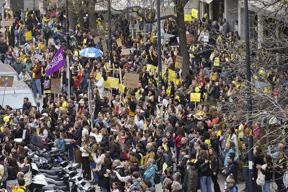 Les imatges de la protesta dels docents davant de la Generalitat a Girona