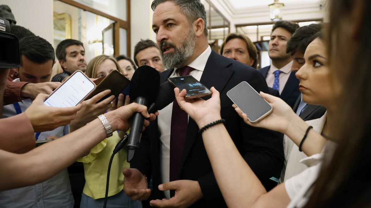 El líder de Vox, Santiago Abascal, atiende a los medios a su llegada de un pleno del Congreso.