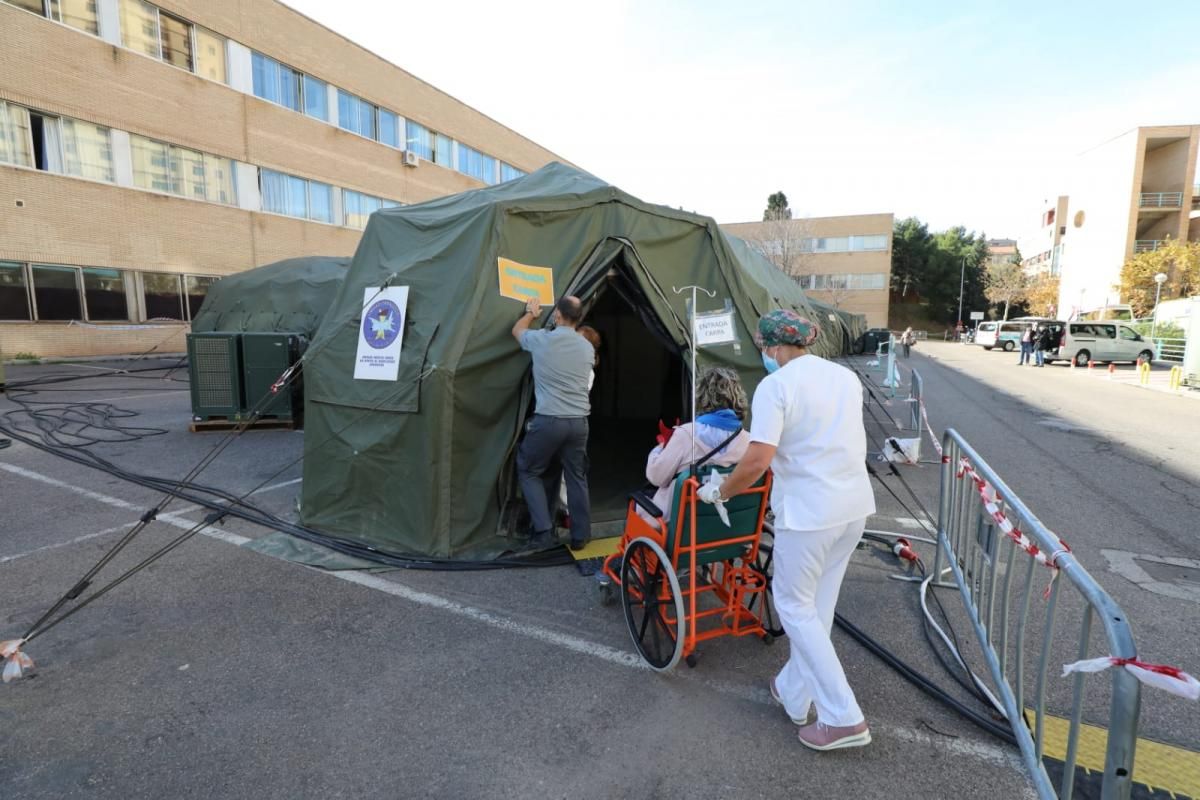 El Clínico habilita una carpa de Urgencias en el parking