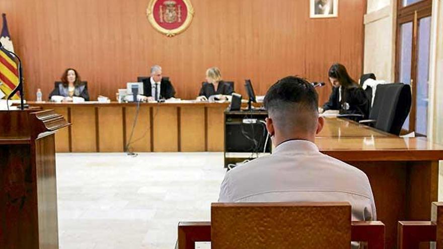 El acusado de abusos sexuales a una menor, ayer, durante el juicio en la Audiencia de Palma.