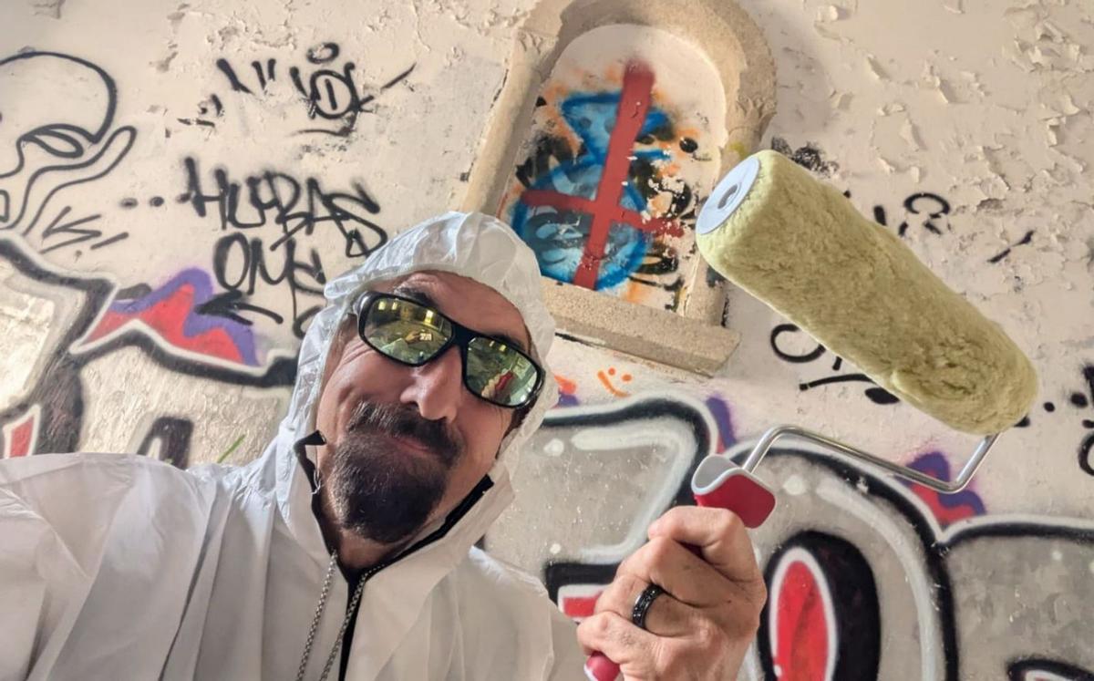 El estadounidense Jason Lee Beckwith realiza trabajos en uno de los edificios del poblado.