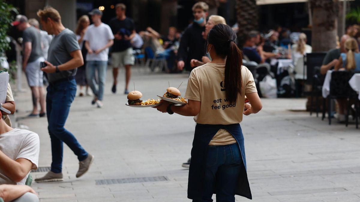 Una camarera trabajando en las terrazas de la Plaza Reial de Barcelona.