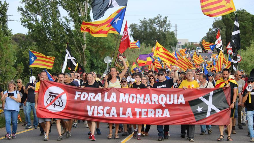 El jutjat cita a declarar els quatre manifestants denunciats pels Mossos durant la protesta contra Felip VI a Caldes