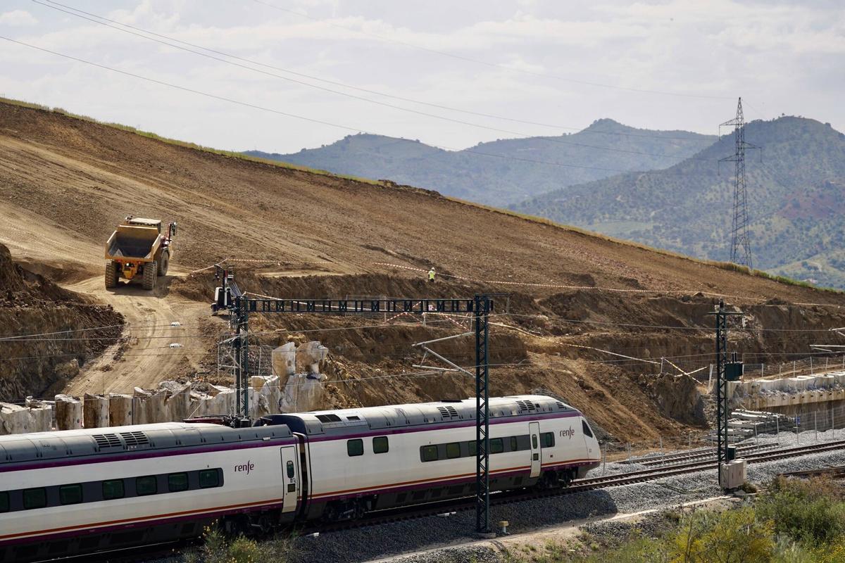 Reapertura parcial de la línea de Alta Velocidad a su paso por Álora, donde quedó sepultada por el desplazamiento de un talud de tierra