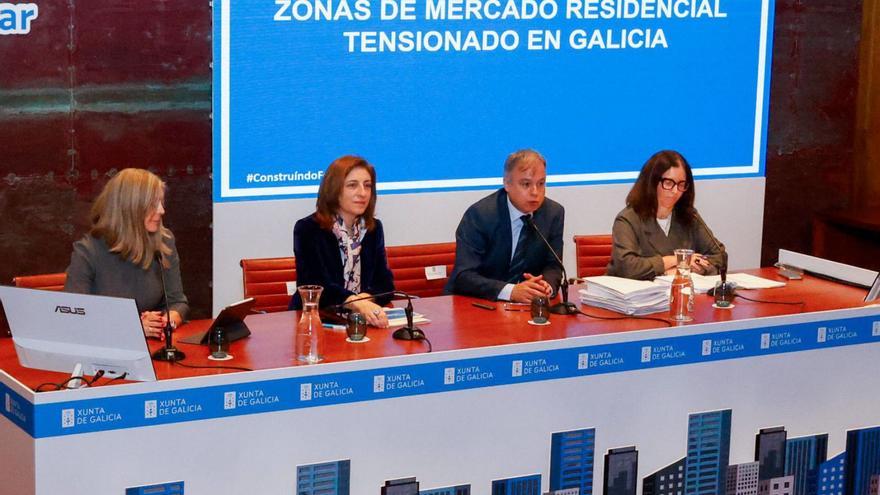 La conselleira Ángeles Vázquez, segunda por la izquierda, en el acto sobre zonas tensionadas. |   // JESÚS PRIETO
