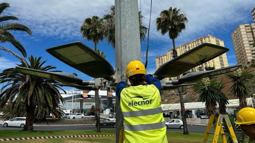 Un operario sustituye viejas luminarias por tecnología led en la rotonda de Miller Bajo. | | LP/DLP