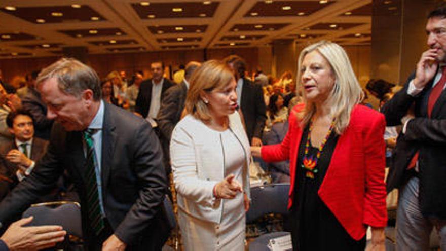 Isabel Bonig,  entre Juan Carlos Moragues y la presidenta del Club de Encuentro, al inicio del  acto.