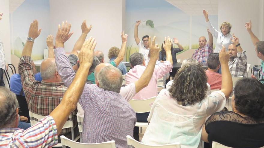 Imagen de la votación en la sede del PSOE de Ibi