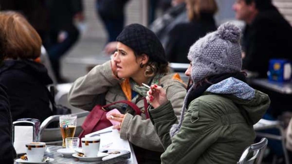 Fumadores en una terraza