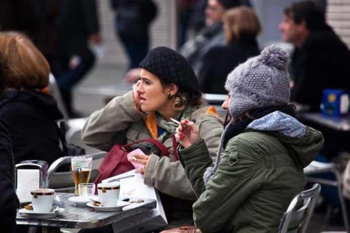 Els fumadors desafien el fred a les terrasses. Les patronals de la restauració preveuen un augment imminent del nombre de taules en voreres i zones de vianants.