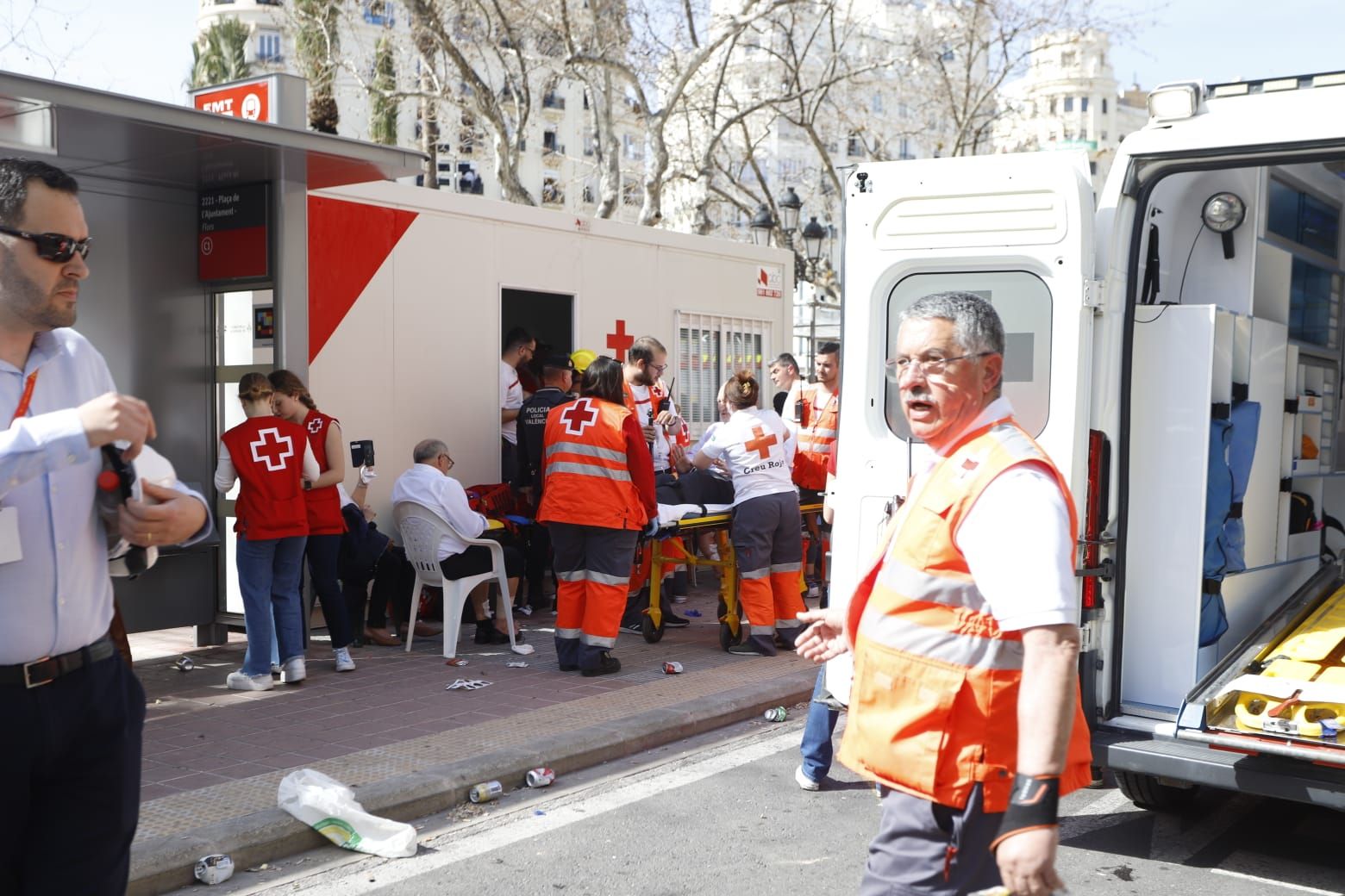 Alrededor de 20 personas resultan heridas en la mascletà al desviarse una carcasa