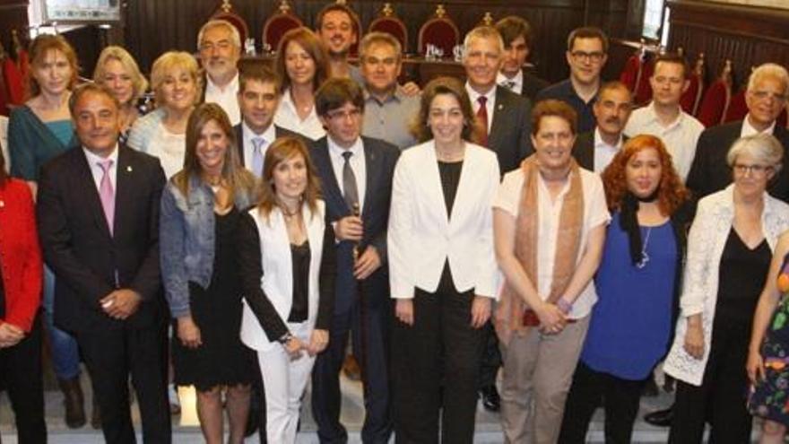 Els regidors de Girona envoltant l&#039;alcalde Carles Puigdemont.