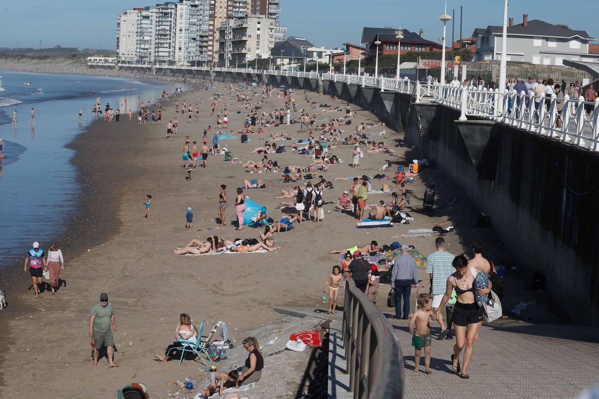 Ambiente en la playa de Salinas al inicio de la temporada