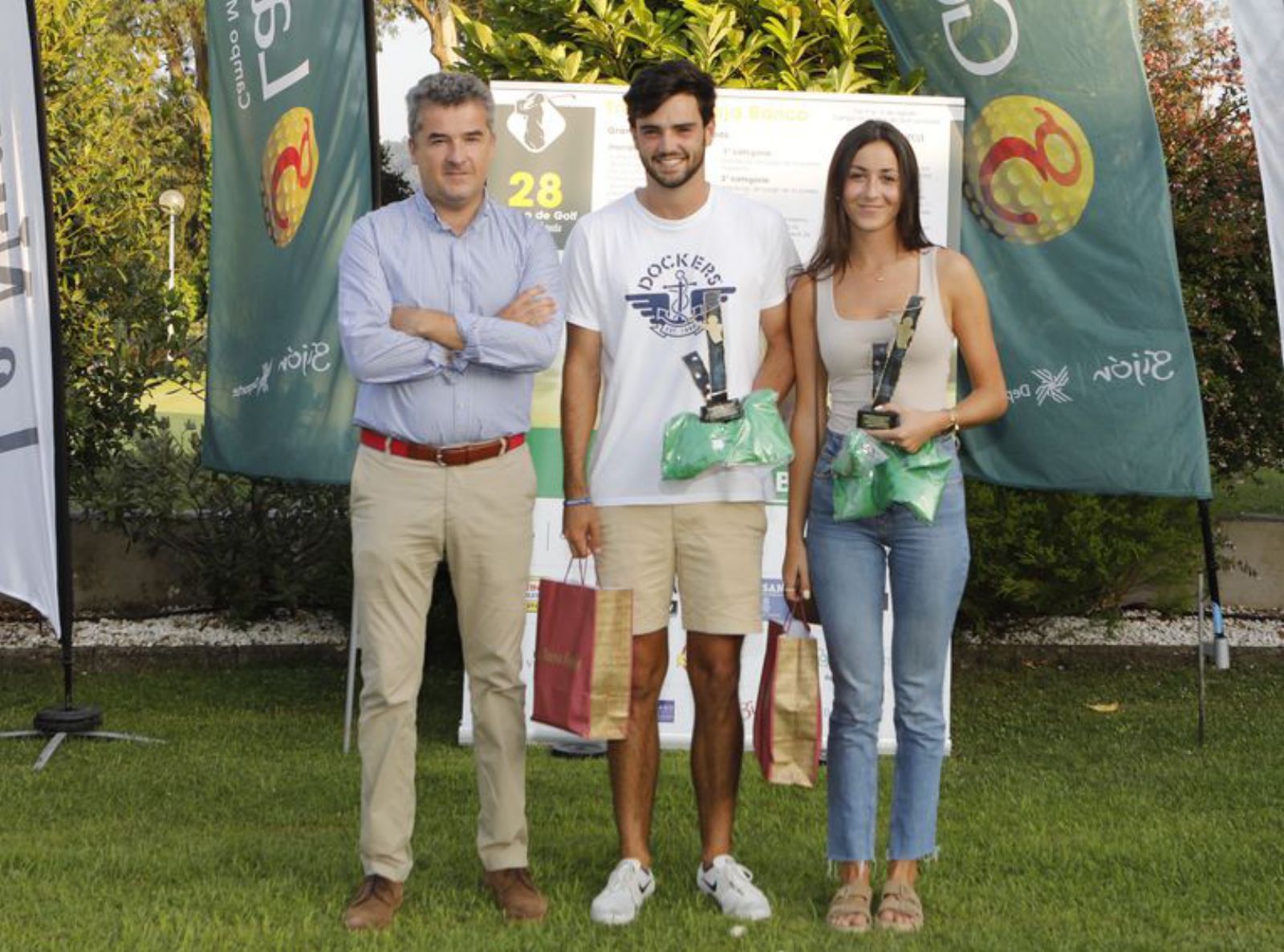 Ganadores segunda jornada. Por la izquierda, Enrique Álvarez junto a los vencedores, Javier Neira y Elena Arias. | F. R.