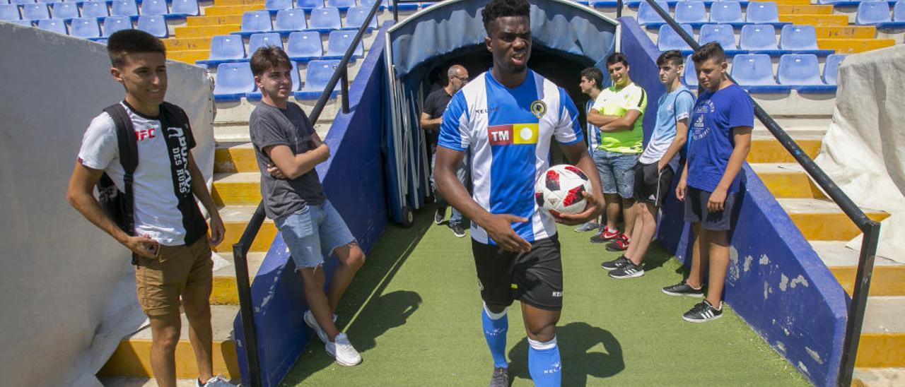 El atacante barcelonés Moha Traoré, ayer, durante su presentación como jugador del Hércules en el Rico Pérez.