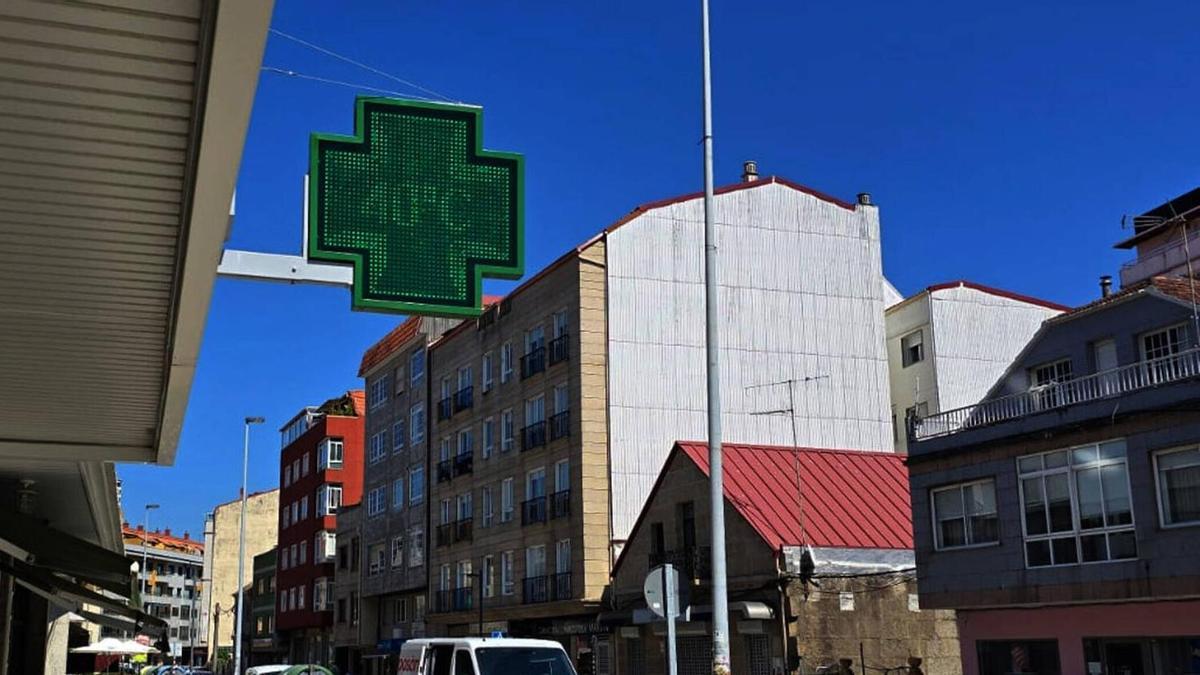 Termómetro de la farmacia de la avenida de Ourense en Cangas que marcaba 40ºC a las 17:00 horas.