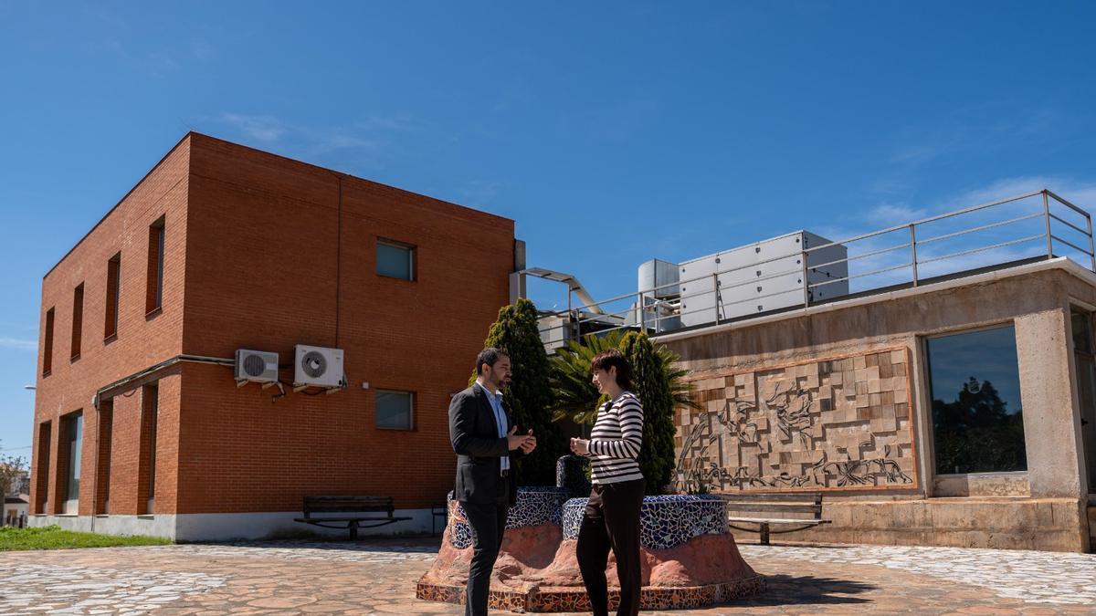 El alcalde de l'Alcora, Samuel Falomir, y la concejala de Deportes, Amparo Segura, destacaron la importancia de la reforma prevista en la piscina cubierta.