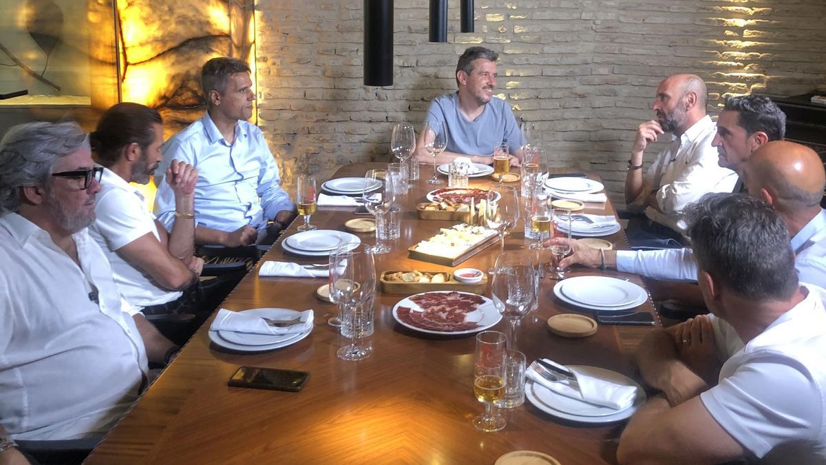 Juan Carlos Unzué se reúne con sus antiguos compañeros del Sevilla en la capital andaluza.