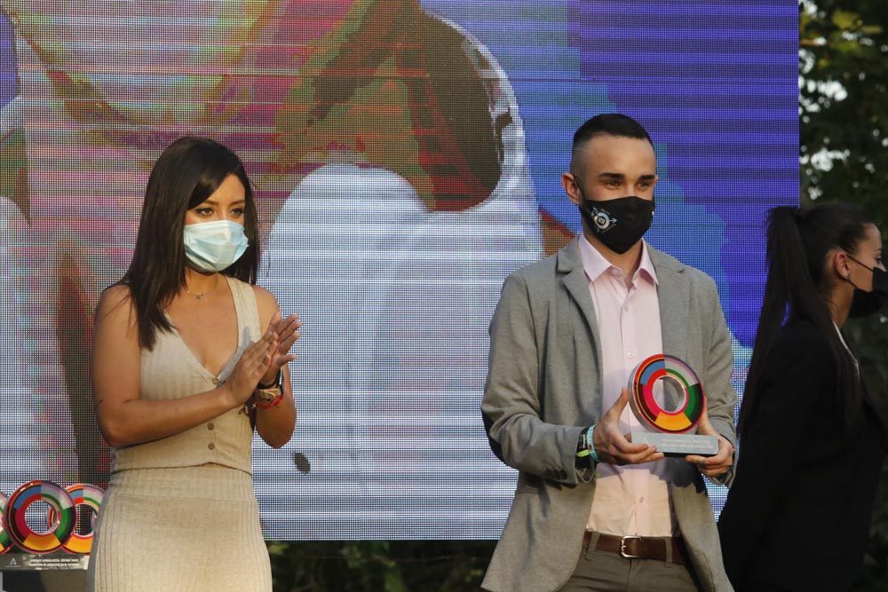 Mario Rodríguez Durán recoge el premio de Orgullos jóvenes LGTBI