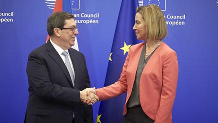 Federica Mogherini saluda el ministre d´Exteriors cubà, Bruno Rodríguez