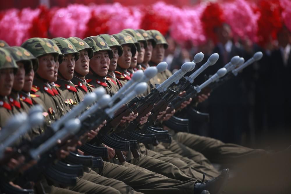 Desfile militar por la fiesta nacional de Corea del Norte.