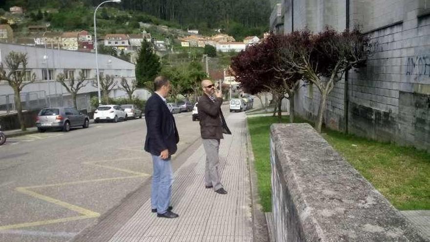 Félix Juncal y Fidel Castro, en el pabellón Pablo Herbello.