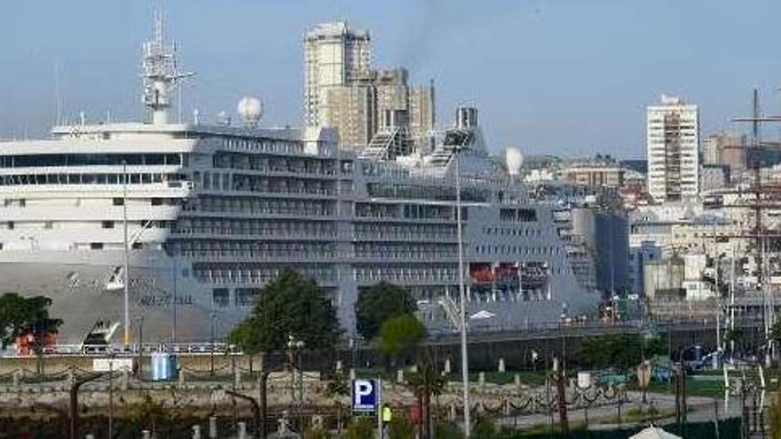Un crucero atracado en el puerto de A Coruña.