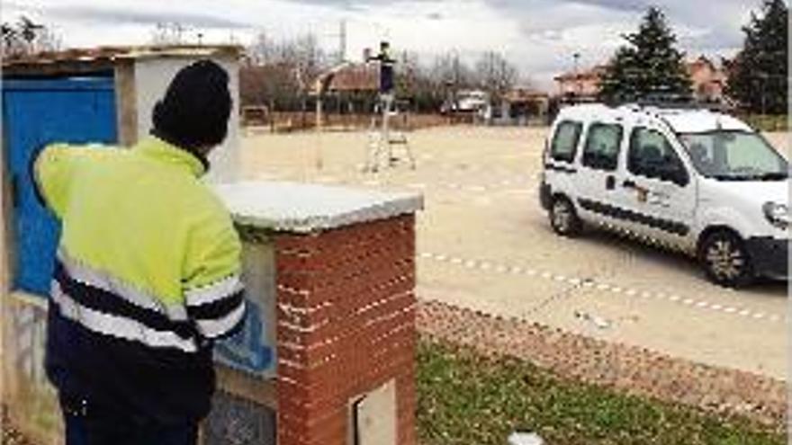 Uns operaris fent arranjaments a la plaça.