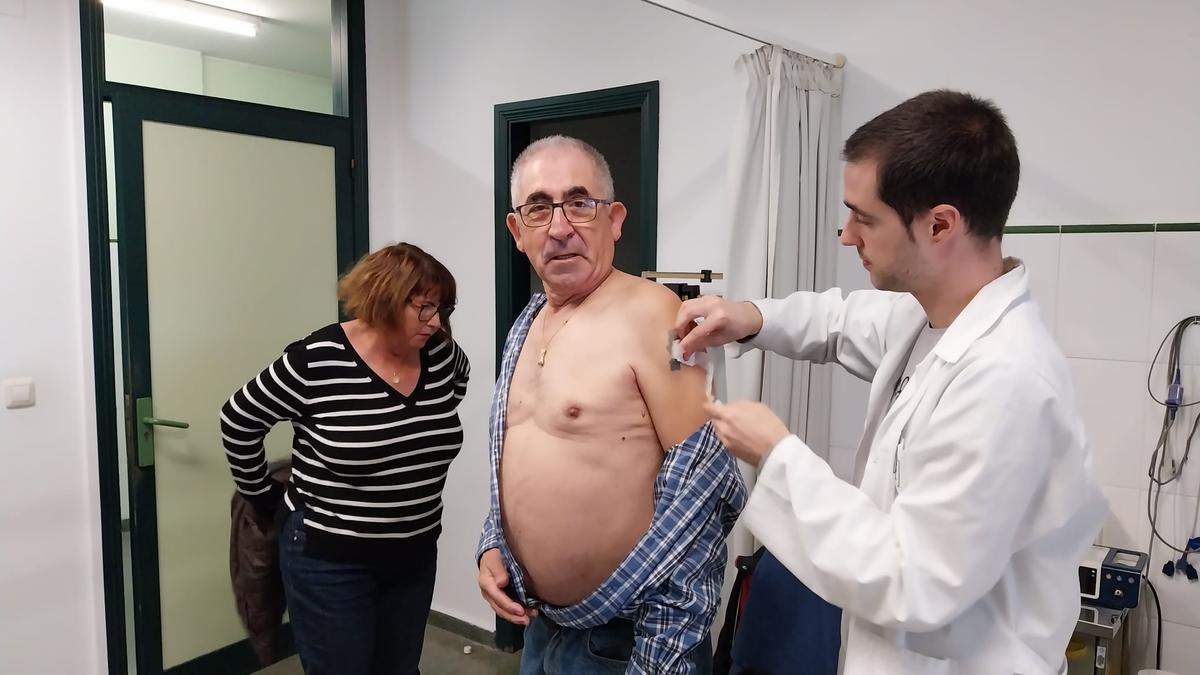 Un vecino de Bueu recibe ayer en el centro de salud la vacuna contra la gripe.