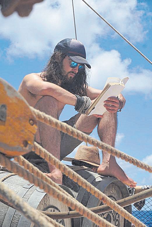 Jordi Escolà llegint al seu vaixell