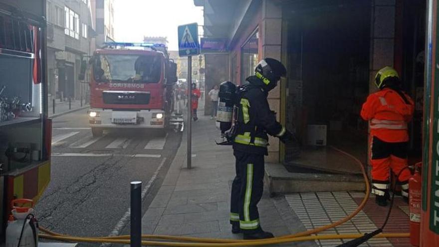 Arde el almacén de una tienda en Redondela