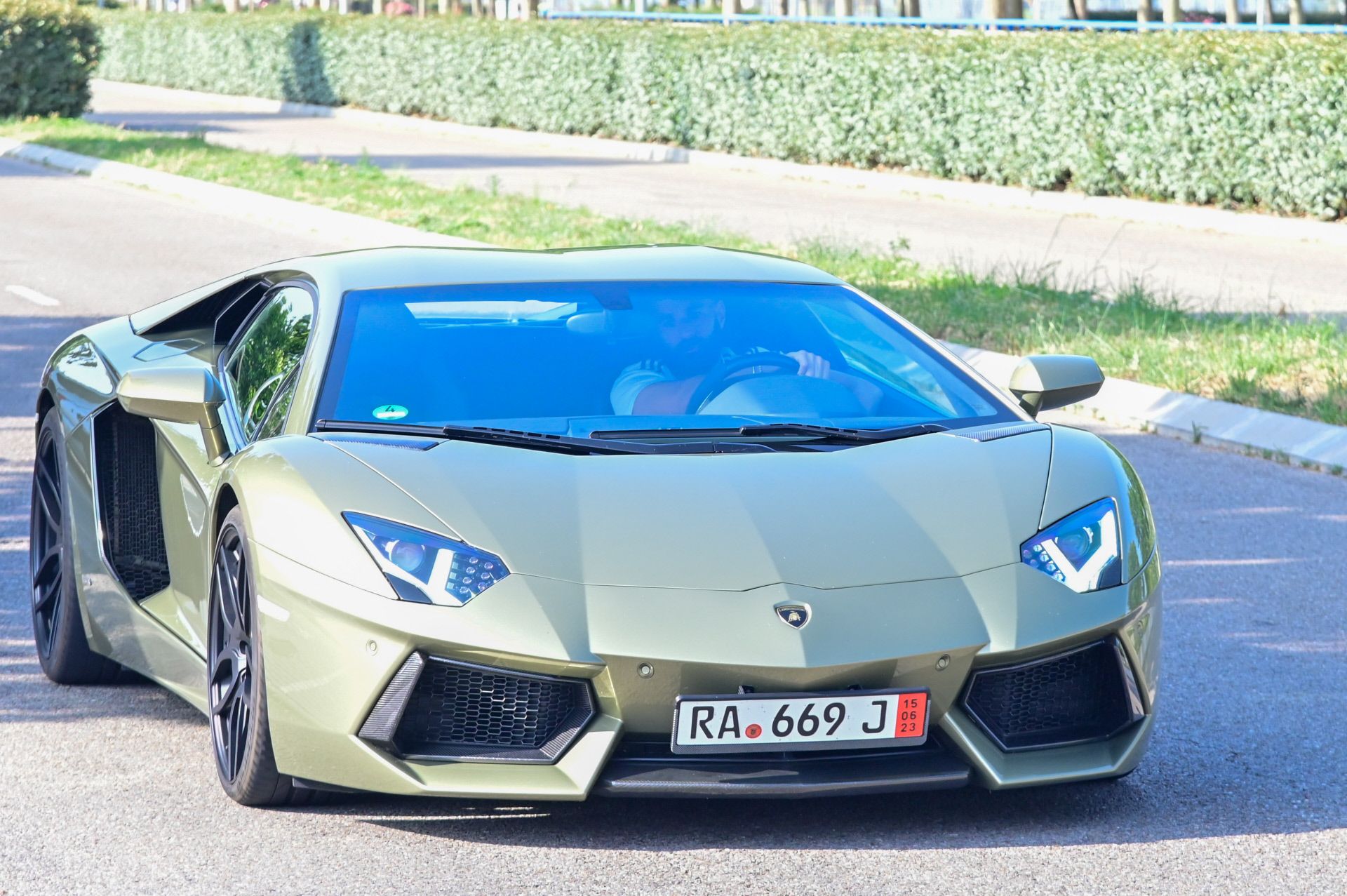 Karim Benzema es un apasionado de los coches de altísimo, muy altísimo, nivel de lujo