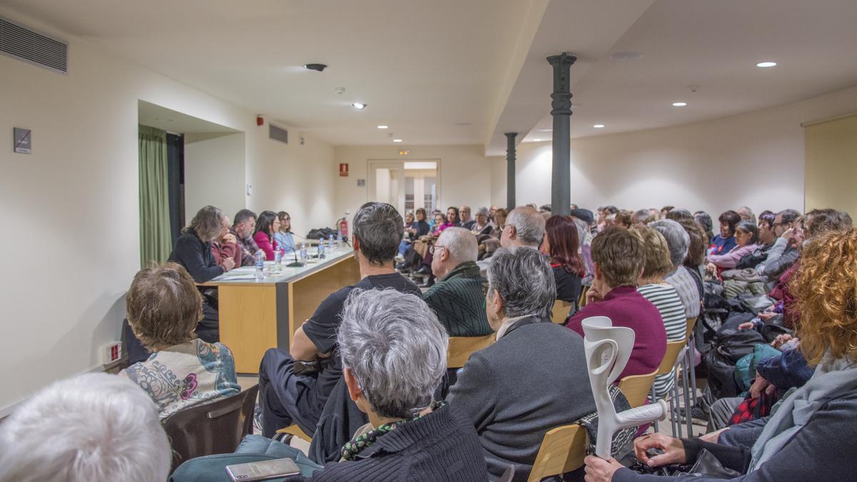 La sala d'actes del Casino s'ha omplert per seguir el debat sobre la sanitat pública