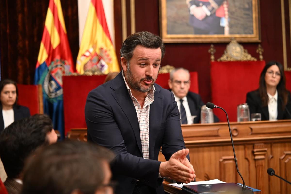 El alcalde de Elche, Pablo Ruz, durante su intervención en el pleno de este lunes.